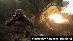 Російська армія просунулася до південної частини Степногірська у Запорізькій області, повідомляє ISW. На фото: артилерист 93-ї ОМБр «Холодний Яр» ЗСУ веде вогонь по позиціях армії РФ, Донецька область, 5 липня 2025 року