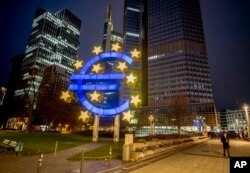 Banca Centrală Europeană de la Frankfurt este cea care dictează, la nivel centralizat, politica monetară a țărilor care folosesc moneda Euro. Instituția este cea care păstrează stabilitatea prețurilor din 20 de țări UE.