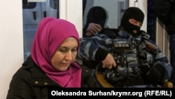 Адвокат Лиля Гемеджи консультирует людей в Крыму во время дачи пояснений сотрудникам полиции, январь 2018 года