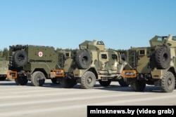 Captură de ecran dintr-un video filmat de agenția „Minsk-Novosti” pe 3 aprilie 2025, de pe aerodromul Lipki, lângă Minsk, în timpul repetiției pentru parada din 9 mai. În imagine se pot vedea plăcuțe de înmatriculare militare rusești cu codul numeric 39.