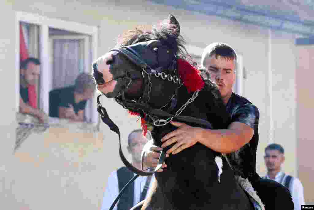 Босненски мюсюлманин язди кон на ежегодното поклонение в Айватовица, по време на което се молят за дъжд. Това е най-голямото ислямско традиционно, религиозно и културно събитие в Европа.