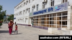 Türkmenistanda Internet diňe bir berk häkimiýet gözegçiligi astynda galmaýar, eýsem, ol dünýäde iň haýal hem-de iň gymmat Internet bolup durýar.