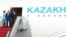Қазақстан президенті Нұрсұлтан Назарбаев мемлекеттік ұшақтан түсіп келе жатыр. 