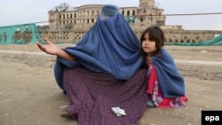 Қарыз бен кедейліктен ауған отбасылары қыздарын жастай ұзатуға мәжбүр. (Көрнекі сурет)