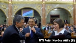 Kövér László házelnök gratulál Karas Monikának, a Médiatanács megválasztott elnökének az eskütétel után az Országgyűlés plenáris ülésén 2013-ban.