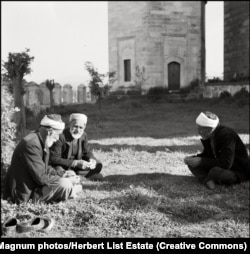 Вероятно, фотографии Листа – последние известные изображения некоторых крымскотатарских кладбищ. Крым, 1943 год