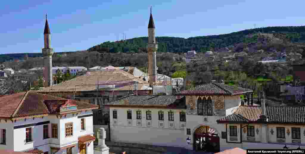 Qarşı taraftan &ndash; Ostrovskogo soqağından açılğan Han sarayınıñ manzarası