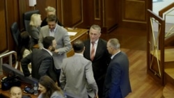 Nenad Rashiq nga pakica serbe shihet duke biseduar me deputetë të Partisë Demokratike të Kosovës në Kuvend.