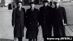 Refat Muslimov milliy areket iştirakçilerinen Moskvada, 1959 senesi. Qoranta arhivinden alınğan foto