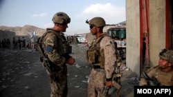 Британиянын (солдо) жана АКШнын аскерлери сүйлөшүп турган учур. Ооганстан. Кабул аэропорту. 22-август, 2021-жыл.