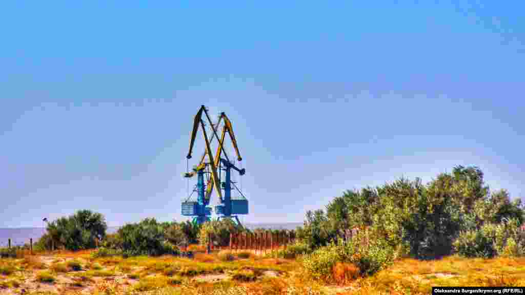 Mirnıy qasabasınıñ yük limanında kranlar