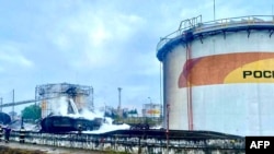 სოჭის ნავთობის საწყობზე უკრაინის არმიის დრონებით თავდასხმის შემდეგ მეხანძრეები ცეცხლს აქრობენ. 3 აგვისტო, 2025 წელი 