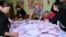Сайлау комиссиясы мүшелері дауыстарды санап жатыр. Астана, 20 наурыз 2016 жыл.