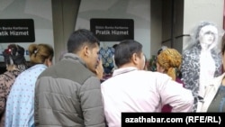 Туркменские мигранты в Турции перед банкоматами в районе Аксарай, Стамбул, ноябрь, 2017.