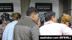 Туркменистанцы в очереди у банкомата в Стамбульском районе Аксарай (архивное фото)  