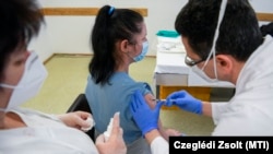 Oltás a tiszavasvári idősotthonban, 2021. január 28.