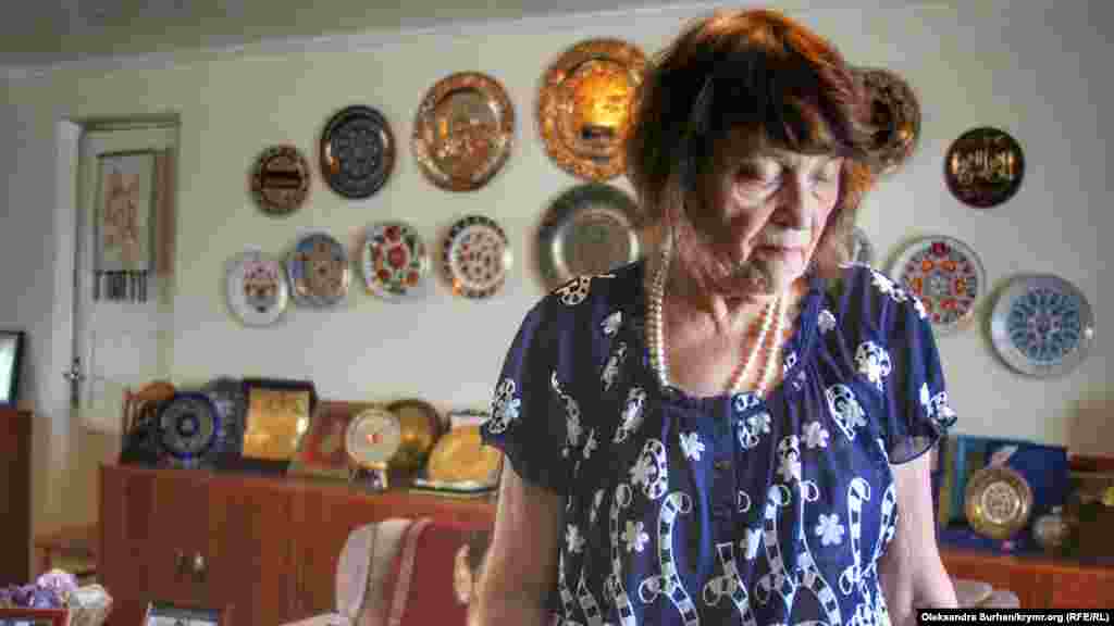 Safinar Cemileva, böyle müzeyni yaratmaq fikri nasıl peyda olğanı aqqında aytıp bere: "Başta bu sadece bir hane edi, mında, coyulmasın dep, bütün bahşış ve mukâfatlarını toplay edik. Amma bir sefer odağa kirdim ve: "Bu şeylerde onıñ küreş ikâyesidir. Ne içün mında bir müzey yaratmayıq?", dep tüşündim"