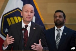 Guvernatorul Utah Spencer Cox vorbește de „asasinat politic” și compară asasinarea lui Kirk cu asasinatele politice din America anilor ',60, când au fost uciși președintele democrat JF Kennedy și activiștii de culoaer Malcolm X și Martin Luther King.