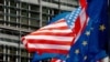 Знамиња на САД и ЕУ седиштето на Европската комисија во Брисел. 