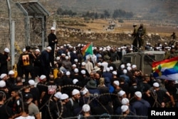 Израильские друзы пытаются прорваться в Сирию, чтобы проведать своих родственников на той стороне во время конфликта. Мадждаль-Шамс, линия прекращения огня (между аннексированными Израилем Голанскими высотами и Сирией).16 июля 2025 года