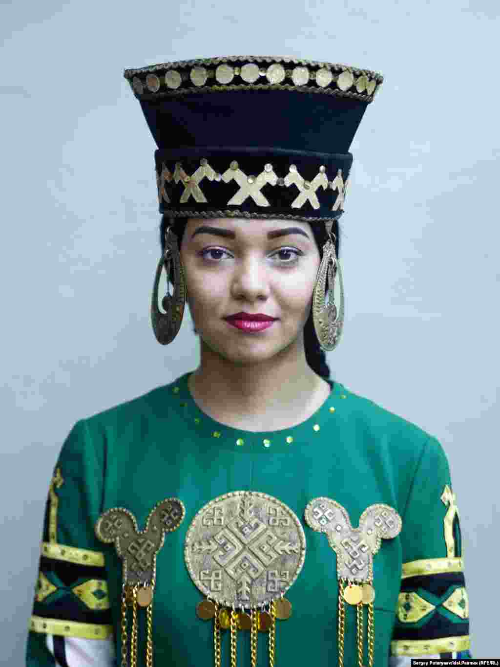 Ивайкова Катя, 22 года, танцовщица. "У меня папа мари, а мама русская, и семья более православная, чем обычно бывает в Марий Эл.&nbsp;Лично себя марийкой не ощущаю, не знаю языка. Как по мне, так настоящии марийцы остались только в деревнях. Хотя вот связь с природой осталась. Иногда хочется взять и уйти медитировать в лес. В городе порой перед сном включаю звуки леса".