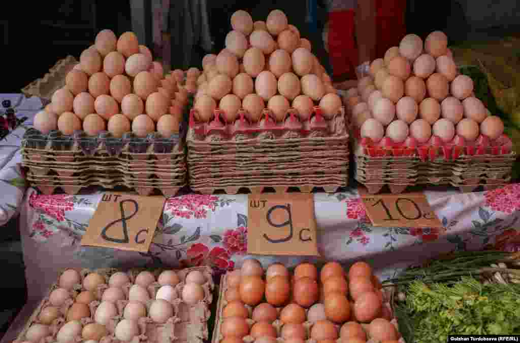 Яйца в прошлом году стоили по 6-7 сомов за штуку, сейчас десяток яиц стоит порядка 100 сомов.