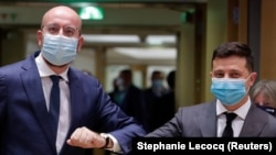 Президент України Володимир Зеленський (п) і президент Європейської ради Шарль Мішель (л)