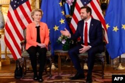 Președinta Comisiei Europene, Ursula von der Leyen, cu vicepreședintele SUA, JD Vance, la prima lor întâlnire. Paris, 11 februarie 2025.