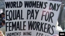 بسياری از زنان هنوز از دسترسی به آموزش محروم هستند و در برخی از کشورهای جهان حق رای دادن ندارند.