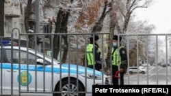 Сотрудники полиции у металлического ограждения. Иллюстративное фото.