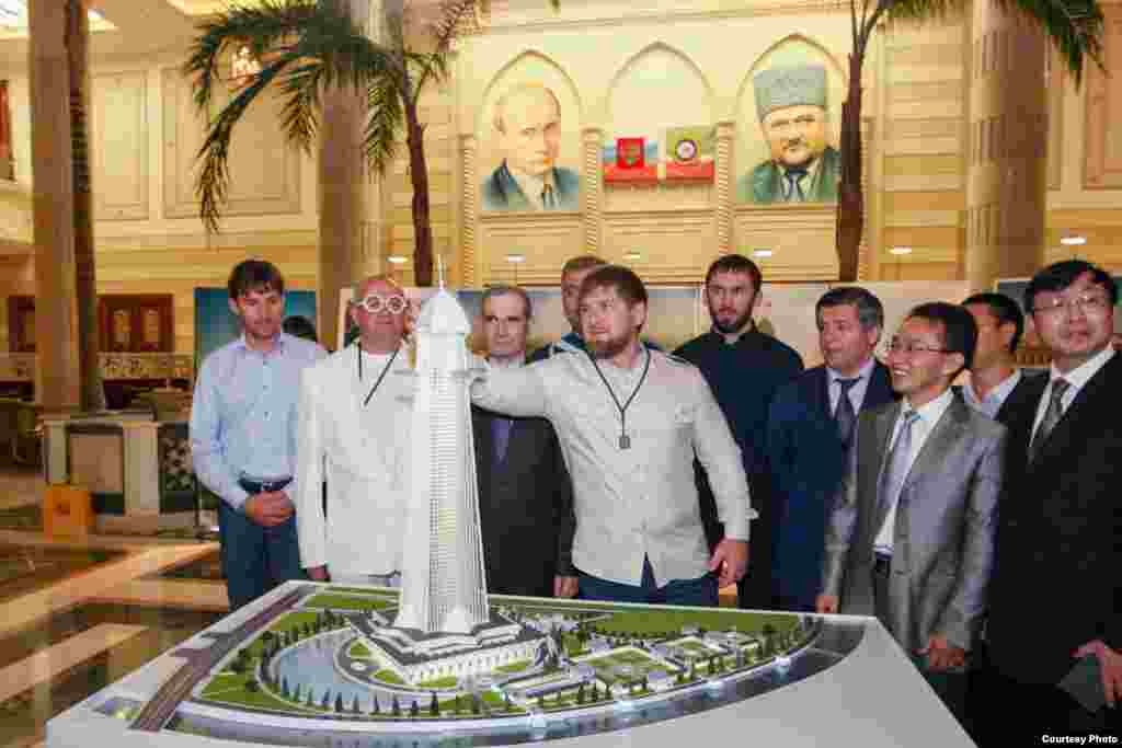 Владимир Путин и Ахмат Кадыров со стены "наблюдают" за Рамзаном Кадыровым