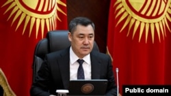 Президент амнистияны жарыялап жатып "Салык төлөбөй жүрө берсек, кийин акыры кечип жиберет экен деген түшүнүктөн алыс болушубуз керек" деп билдирди.