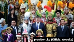 «Манас»  операсы коюлган соң. Бээжин, КЭР. 7-июнь, 2018-жыл.