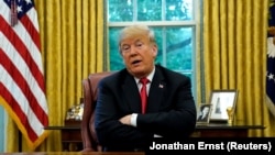 Дональд Трамп в Овальном кабинете Белого дома, Вашингтон, 10 октября 2018 года