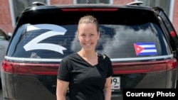 სოციალურ ქსელში გამოქვეყნებულ დაუთარიღებელ ფოტოზე, ელენა სმირნოვაა მანქანის წინ, რომელზეც გამოსახულია კუბის დროშა და ასო „Z“ - რუსეთის მიერ უკრაინასთან ომის სიმბოლო.