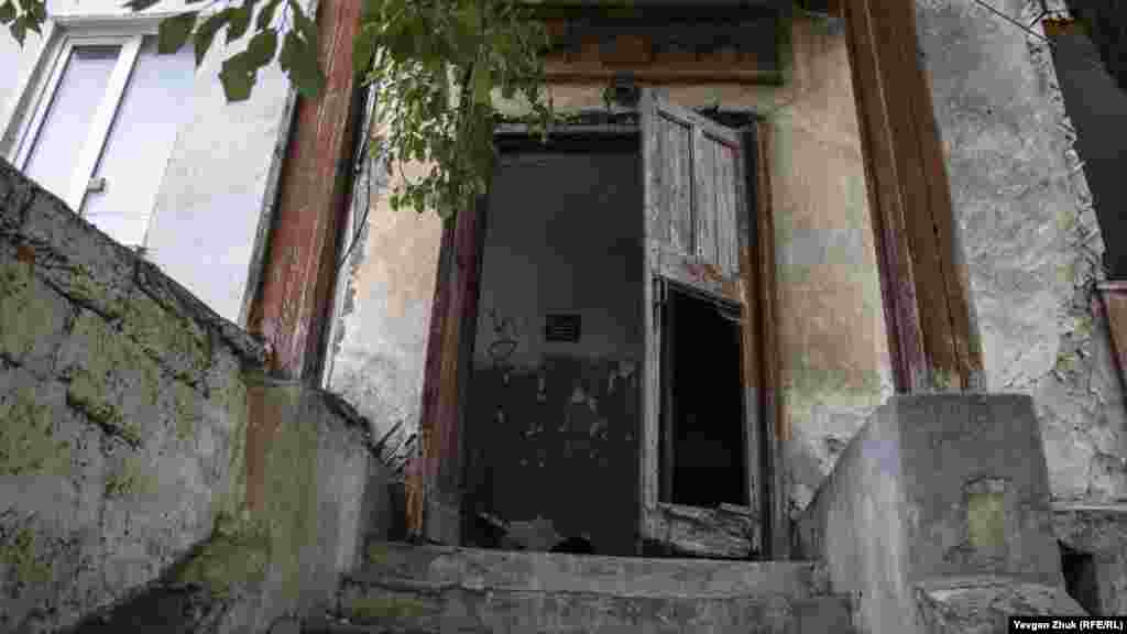 Вхід в один з під'їздів&nbsp;