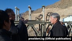 Мурдагы президент Алмазбек Атамбаев “Түндүк-түштүк” альтернативдүү жолунунун курулушу менен таанышуу учурунда. 2017-жыл