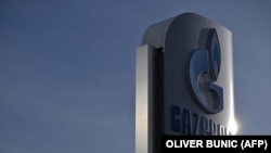 Natpis na benzinskoj pumpi PJSC Gasprom, kojom upravlja Naftna industrija Srbije AD (NIS), u Beogradu 8. januara 2025. godine.