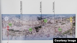 Долбоор Ак-Буура дарыясынын эки жээгин бойлой — болжол менен беш чакырымга созулат.