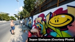 Скопје праќа графити пораки за солидарност