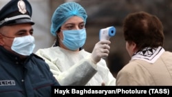 Таб ё ҳарорати занеро месанҷанд. Арманистон, 16-уми марти 2020