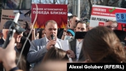 Депутат Александр Нестеровский обращается к сторонникам, которые собрались перед судом Буюкан, 7 марта 2025.