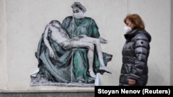 Пандемия маалында дубалга тартылган сүрөт. Болгария. 