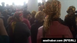 Толпа протестующих требовала обеспечить магазины продовольствием (Архивное фото Азатлыка)
