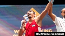 Узбекистанец Абдумалик Халоков после финального поединка на чемпионате мира по боксу в Ливерпуле, 14 сентября 2025 года