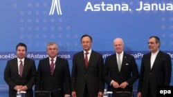 Солдон оңго карай: Түрк тышкы иштер министринин орун басары Седат Онал, Орусиянын Сирия боюнча өкүлү Александр Лаврентиев, Казакстандын тышкы иштер министри Кайрат Абдыракманов, БУУнун Сирия боюнча чабарманы Стефан де Мистуре жана Ирандын тышкы иштер министринин орун басары Хуссейин. Астана, 24-январь, 2017-жыл