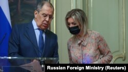 Говорителката на руското външно министерство Мария Захарова (вдясно) потвърди, че полетът на Сергей Лавров До Белград е бил възпрепятстван от трите съседни на Сърбия държави.