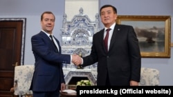 Председатель правительства России Дмитрий Медведев и президент Кыргызстана Сооронбай Жээнбеков. Москва, 29 ноября 2017 года.