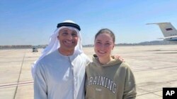 Ksenia Karelina alături de ambasadorul Emiratelor Arabe Unite în SUA, Yousef al-Otaiba, după eliberarea sa, pe un aeroport din Abu Dhabi, 10 aprilie, 2025.