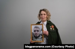 Мать Данила Двоеглазова Валентина с фотографией сына